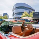 Markenoffenes Klassikertreffen am Mercedes-Benz Museum: „Classics & Coffee“, sonntags vom 16. April bis 9. Oktober 2023. Classic car meeting for all brands at the Mercedes-Benz Museum: Classics & Coffee – Sundays from 16 April to 9 October 2023.